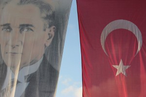 Ataturk & Turkish Flag negli scontri di Istanbul 