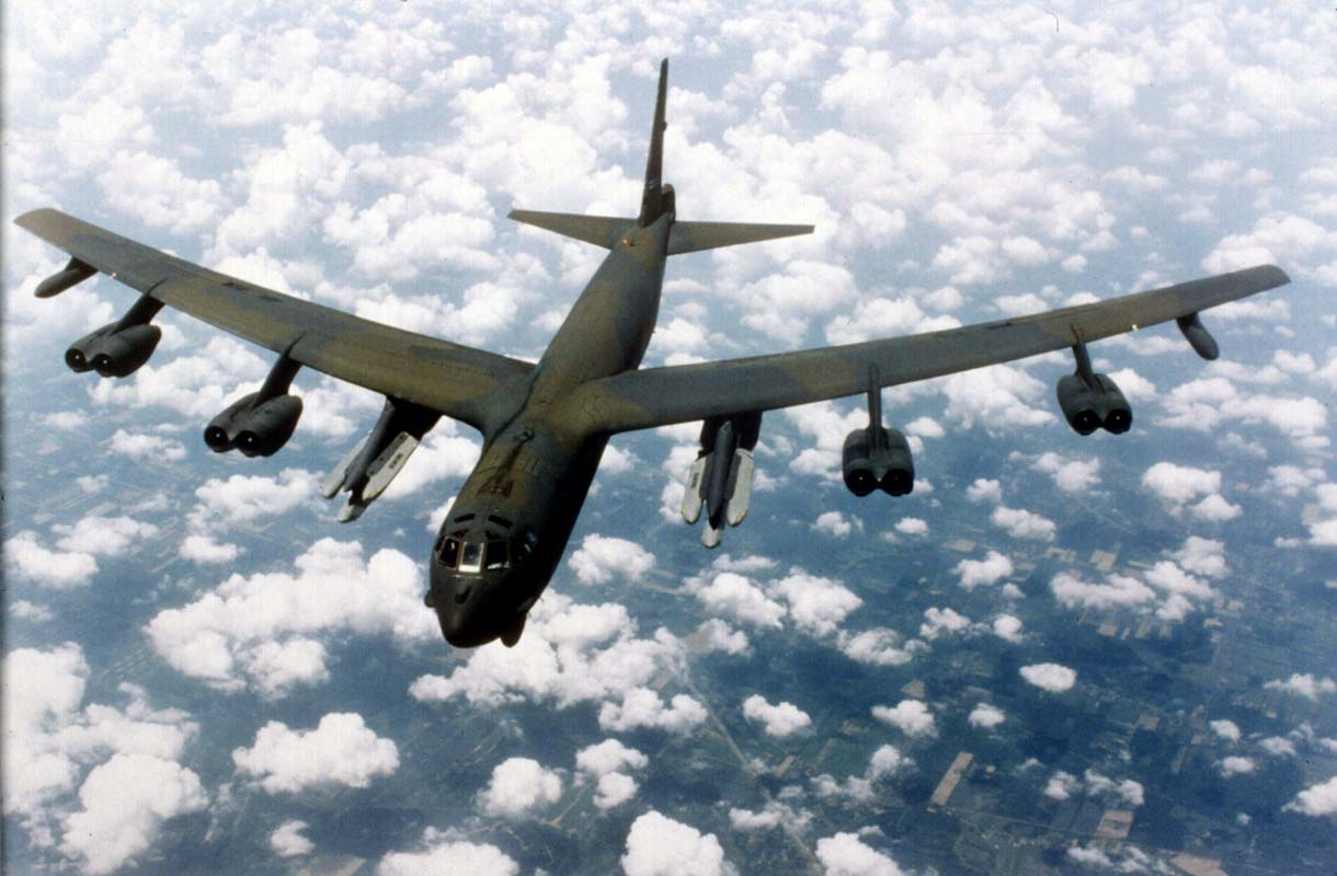 Una coppia di B-52 americani sorvola la Zona di Identificazione Aerea Cinese