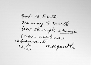 "God is truth. The way to truth lies through ahimsa (nonviolence)" Dio è la Verità. La via per la verità risiede della non violenza Ahimsa. Ghandi