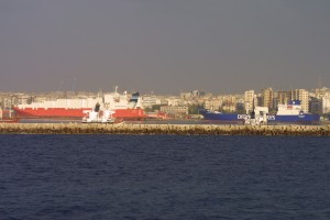 Fotografia della Reale Marina Norvegese che ritrae le due navi cargo incaricate di trasportare fuori dalla Siria le armi chimiche di Al Assad. Porto di Latakia