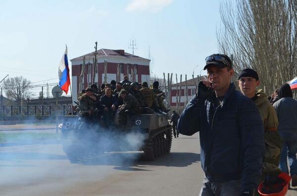 Ucraina orientale Kiev accenna un’offensiva contro gli indipendentisti. Mezzi blindati a Sloviansk con la bandiera russa