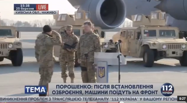 Kiev il Presidente Poroshenko riceve all’aeroporto i primi mezzi militari americani