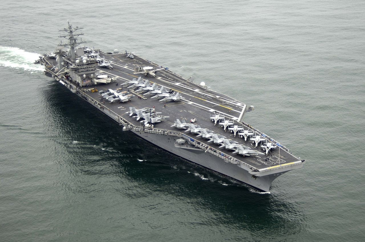 L’Iran ha costruito una copia galleggiante della portaerei americana Nimitz