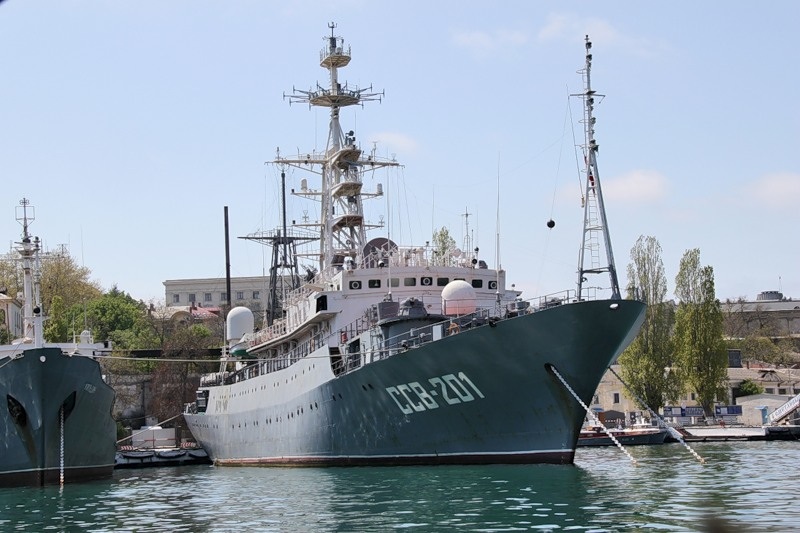 La nave spia Priazovye (SSB-201) arrivata a Sebastopoli