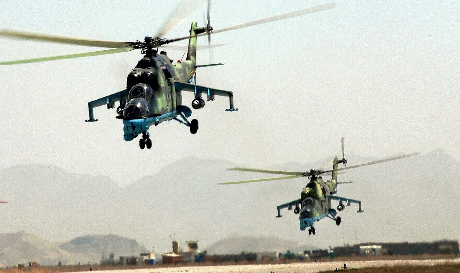 Ucraina riunito il consiglio di difesa, soldati e elicotteri russi in Crimea