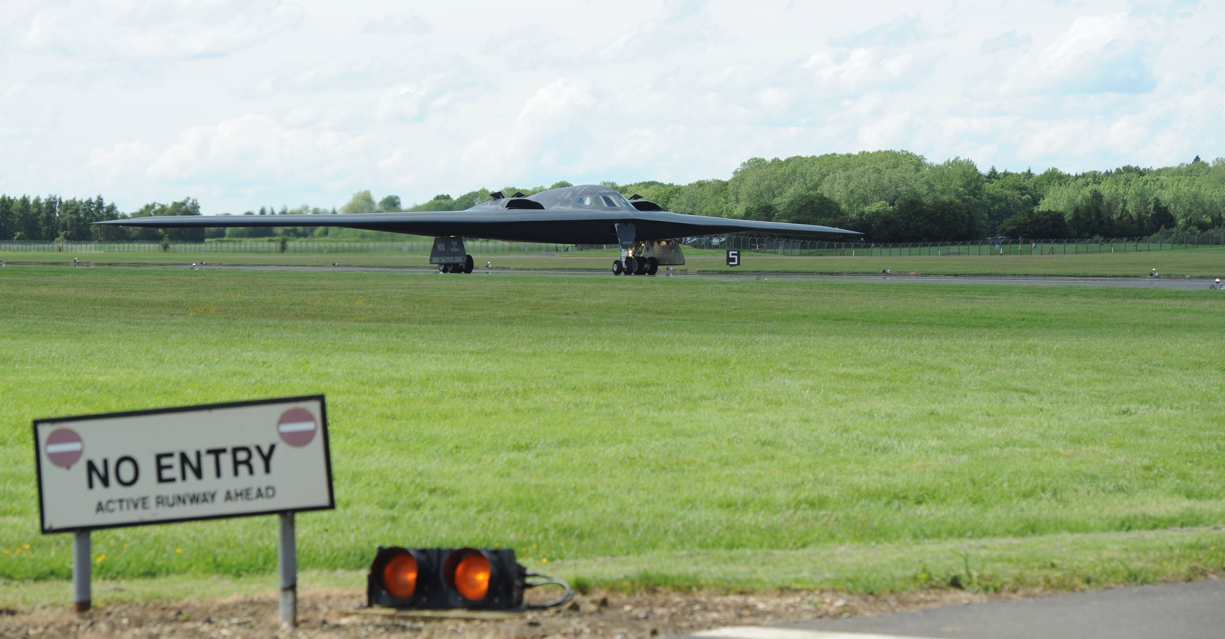 Due B-2 e tre B-52 americani atterrano in Gran Bretagna