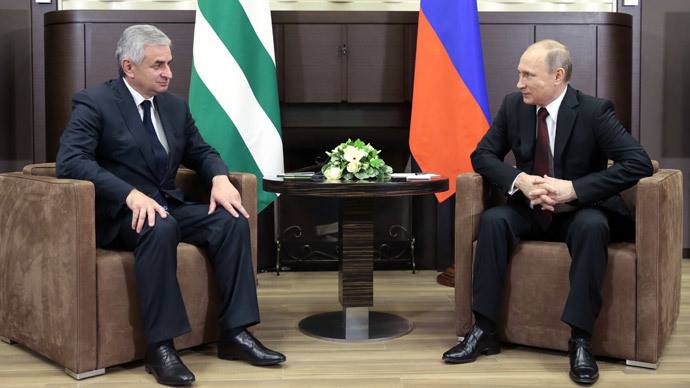 Vladimir Putin firma nuovo trattato militare con l’Abkhazia