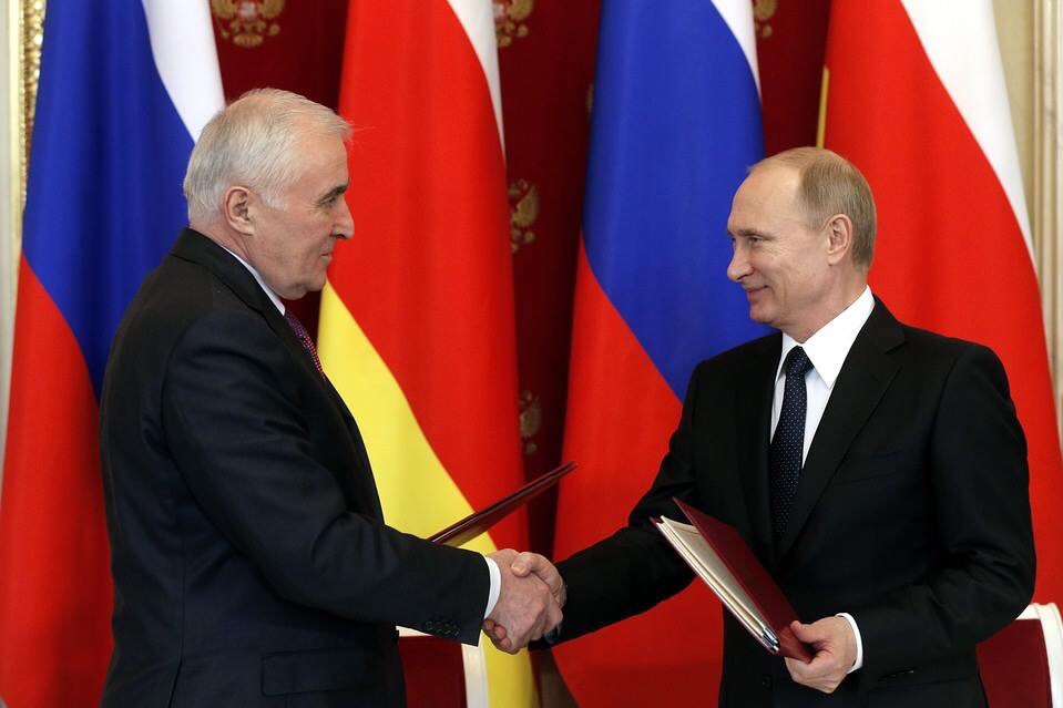 Putin firma trattato di integrazione tra Russia e Ossezia del Sud