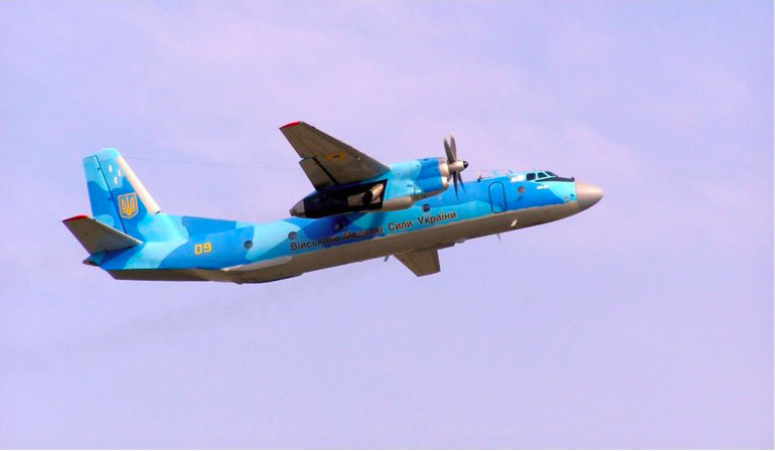 AN-26 Ucraino colpito da fuoco di armi automatiche russe al largo della Crimea?